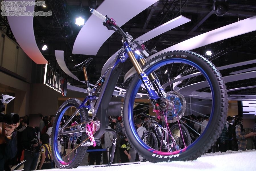 ヤマハが東京モーターショー2019で出展したレース用電動アシスト自転車のコンセプトモデル「YPJ-YZ」。