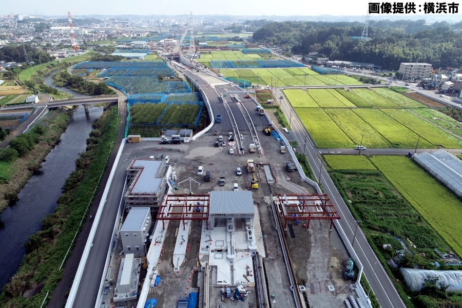 画像7。K7北西線の横浜青葉本線料金所付近から、北八朔地区のトンネル出入口側を向いての空撮画像。