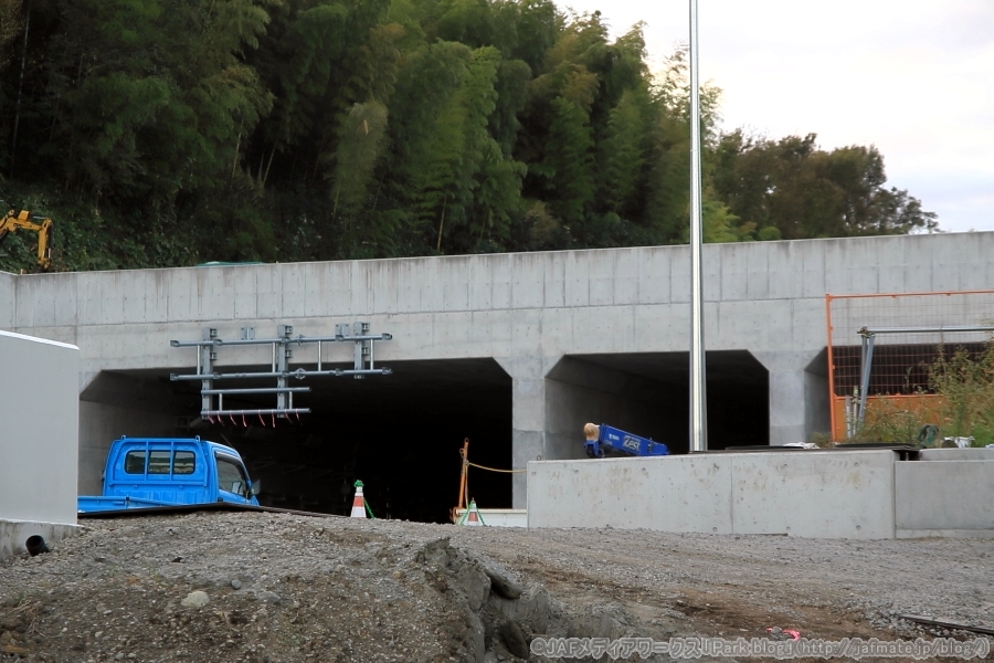 画像17。東方地区のトンネル出入口を並走する一般道から撮影。