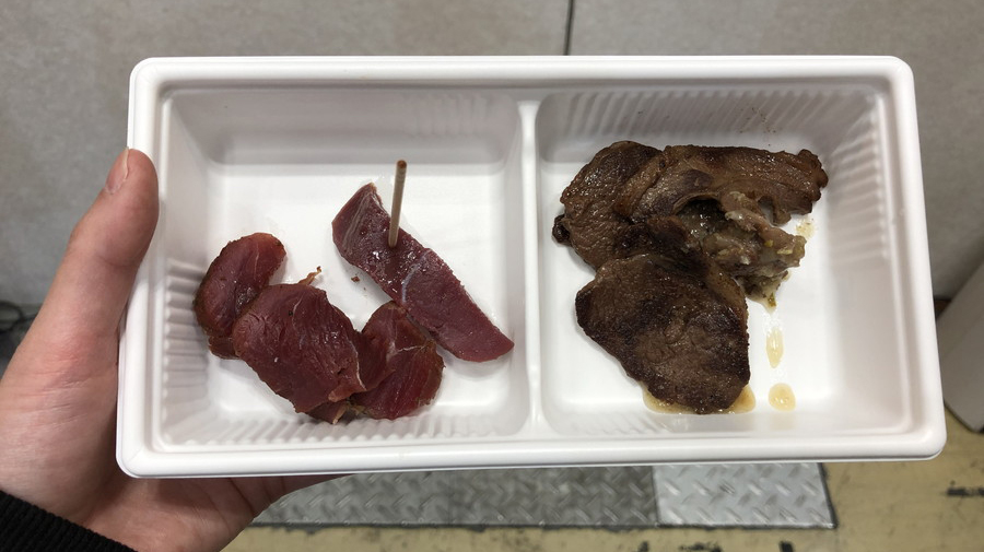 「ローストボア・ボアコンフィ」（左）と「エゾ鹿肉のロース焼肉」（右）。