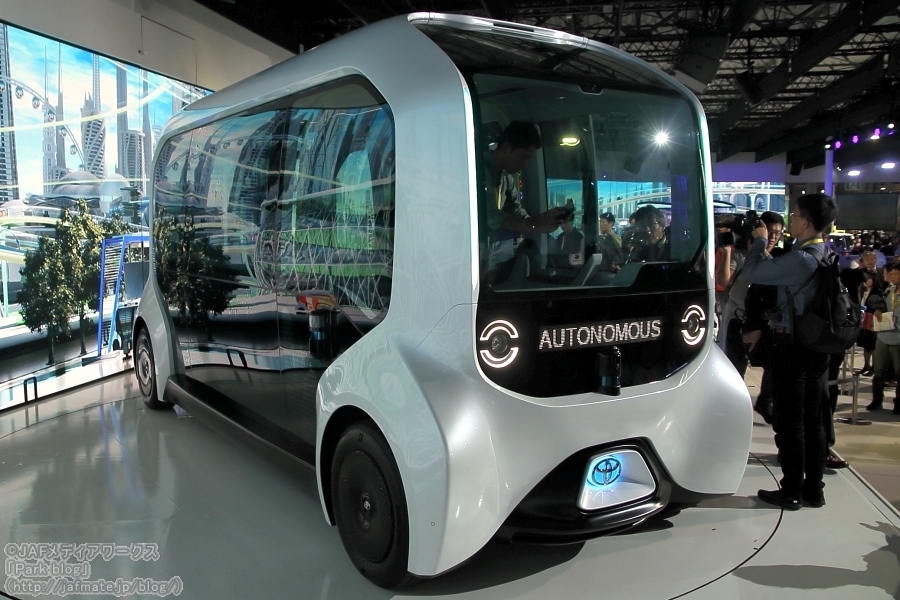 画像1。トヨタが東京モーターショー2019で出展した自動運転バス「e-Pallet」。