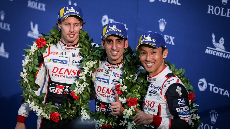 画像4。2019-20シーズン第2戦・富士6時間レースで優勝した8号車の3人。左からB・ハートレー、S・ブエミ、中嶋一貴。
