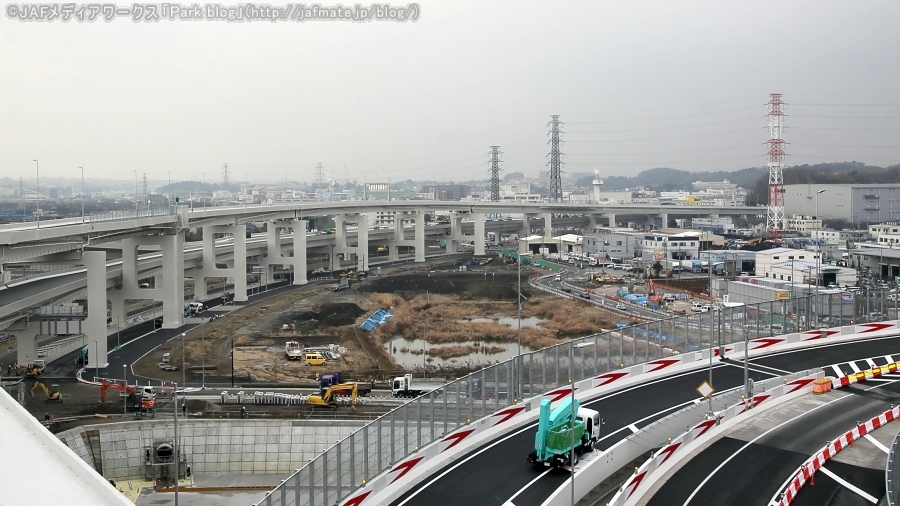 画像3。トンネル区間を出て横浜港北IC・JCT側は上下線が重ねられたダブルデッキ構造が採用されている。