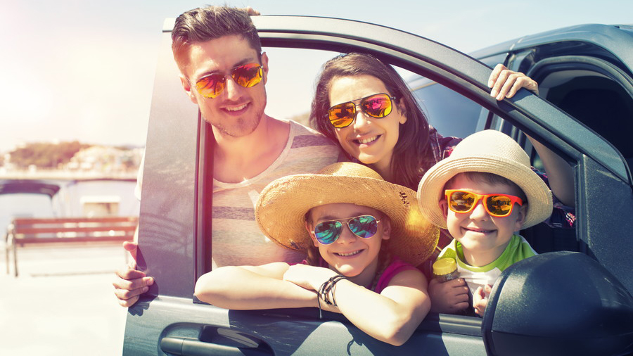 車内で子どもと一緒に会話をしたりして楽しむことで、家族の絆をより深めよう。