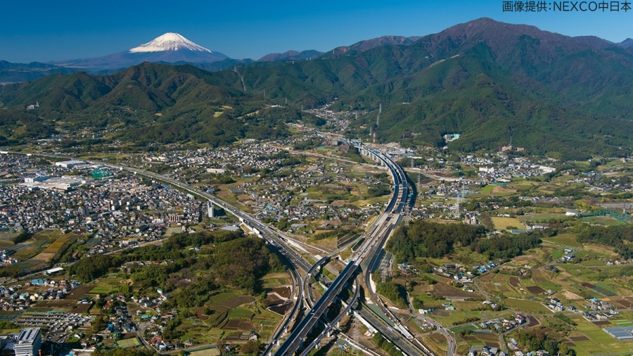 画像1。3月7日（土）に開通するE1A新東名高速（NEXCO中日本）の伊勢原JCT～伊勢原大山IC。バックには富士山。