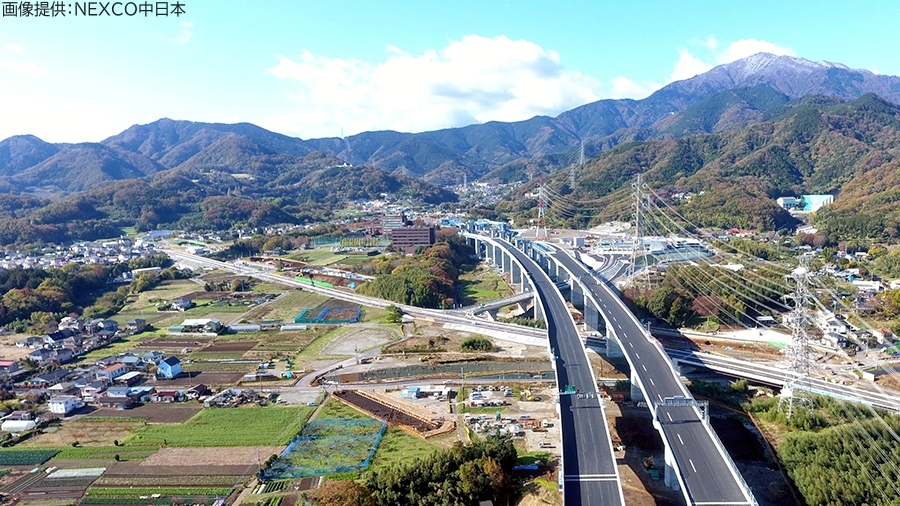 画像6。3月7日に開通する、E1A新東名高速の伊勢原大山ICの遠景。ループを描いて県道603号に接続している。