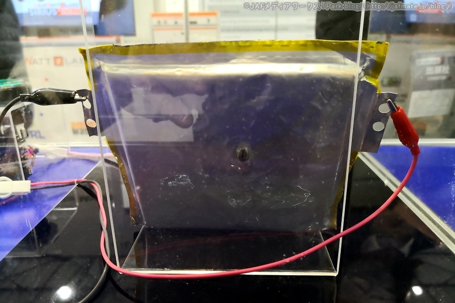 画像2。TRC高田のリチウム鉄リン系複合酸化物を用いたリチウムイオン電池。高い安全性を証明するためのクギ刺し貫通実験で使用された製品。裏側も穴が開いている。