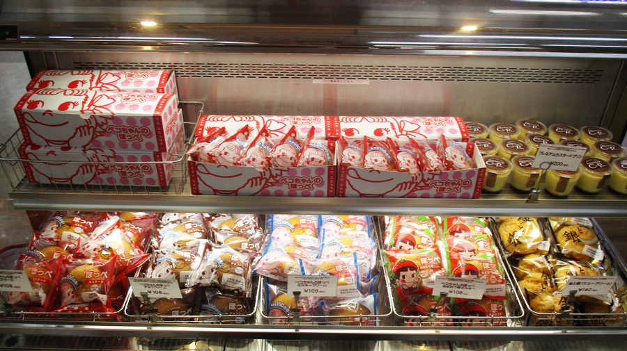 九州自動車道・広川SA（上）：昭和を代表する菓子メーカー「不二家」のコーナーでは、「ペコちゃんのほっぺ」（108円／税込）各種が並ぶ。