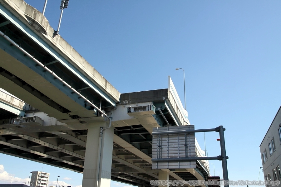 画像12。首都高・埼玉大宮線（下り）の新大宮上尾道路へ向かう左車線用の分流構造。画像11よりも南側にある。