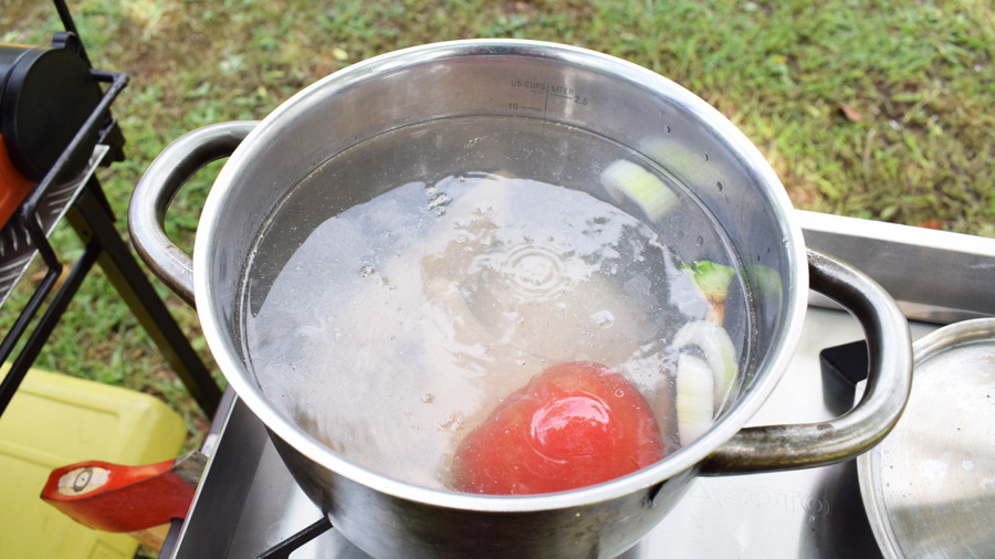 軽キャンピングカー｜キャンプ料理｜鶏肉とトマトのフォー｜鍋でスープを作る様子