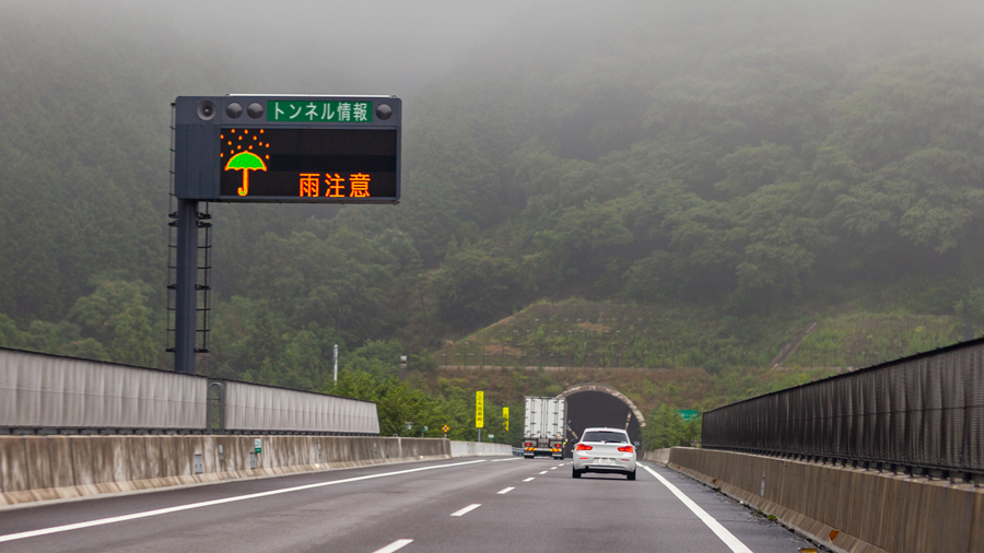 台風19号による高速道路の通行止め｜雨天時の高速道路を走行するクルマ