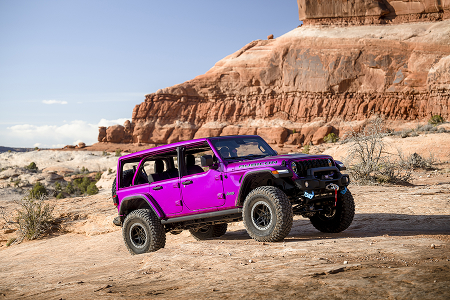 ピンク（というより紫に見える）の車体色と、開放感のあるキャビンが特徴的な「ラングラー・ルビコン4×eコンセプト」
