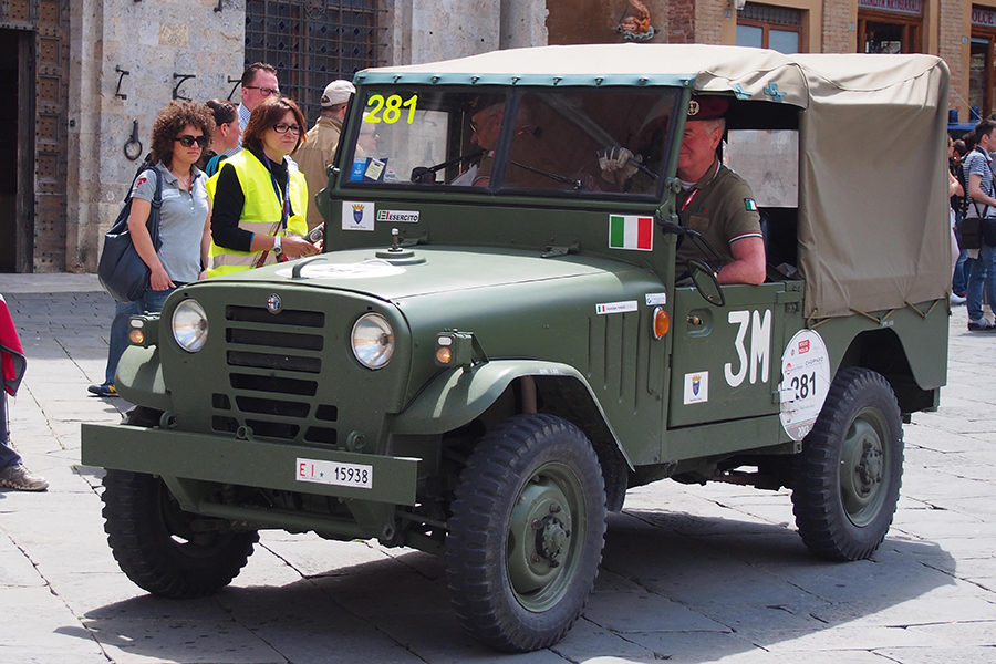 ミッレミリア2013にて。シエナのカンポ広場に滑り込んだイタリア陸軍保有の歴史車両。