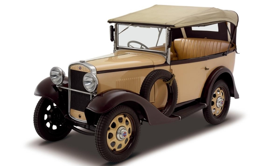 画像4。1933年12月に製造されていた、日産最古のモデル「ダットサン12型フェートン」。フェートンとは、折りたたみ式の幌を持つ4人乗りオープンカーのこと。
