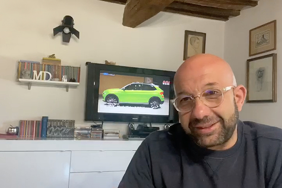 自動車営業マンのマッシミリアーノ氏は、自宅で動画メッセージに挑戦。納車延期になった顧客に向けて復活祭祝いを収録した。自分が販売するブランドの投影も忘れていない。