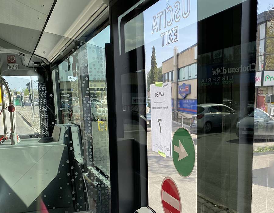 路線バスの乗降は後部のみ。ドアガラスには「7名まで乗車可」の貼り紙が。