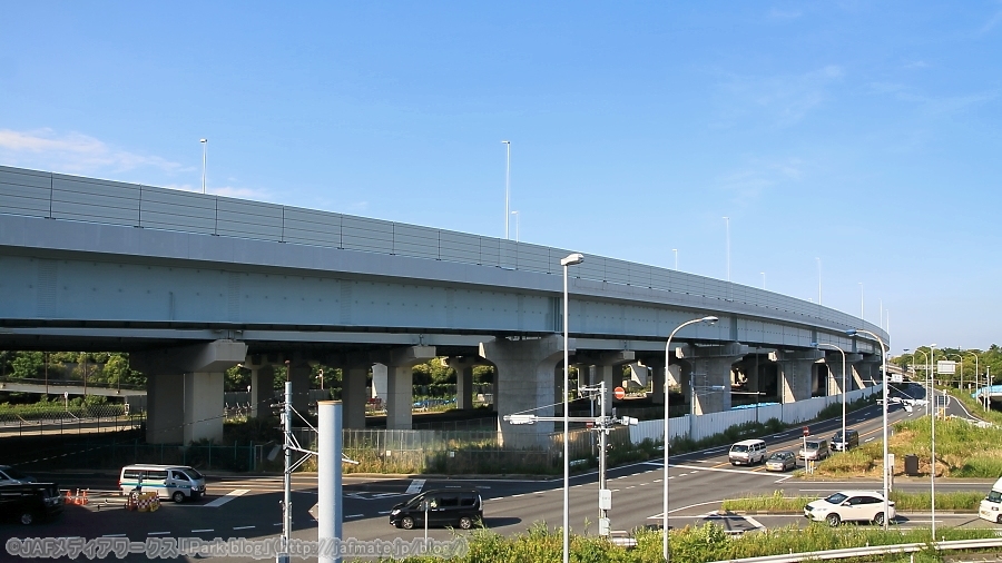 舞浜交差点をオーバーパスする国道357号東京湾岸道路の舞浜立体（海側）。