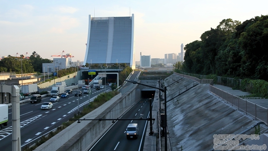東京港トンネルのお台場側出入口。右が国道357号・東京湾岸道路の東行き（千葉方面）。左は首都高・B湾岸線。