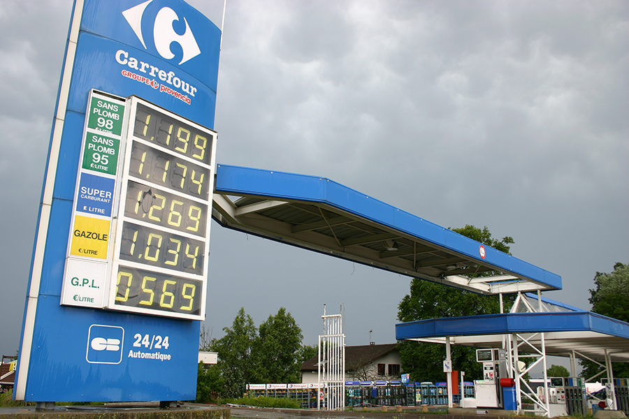 2005年にフランスのスーパーマーケット系完全セルフ給油所で撮影。上から無鉛98オクタン、無鉛95オクタン、有鉛、Gazole（軽油）、そしてLPGの価格。
