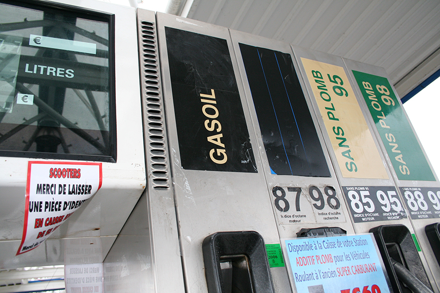 2006年フランスで撮影。軽油の表記は、まだGasoilだ。有鉛（左から2番目）の表示が消去されているのにも注目。
