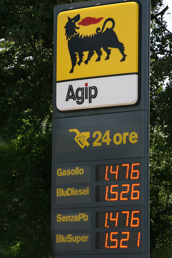 2008年イタリアで撮影。こちらもまだ軽油を示す表示gasolioがある。