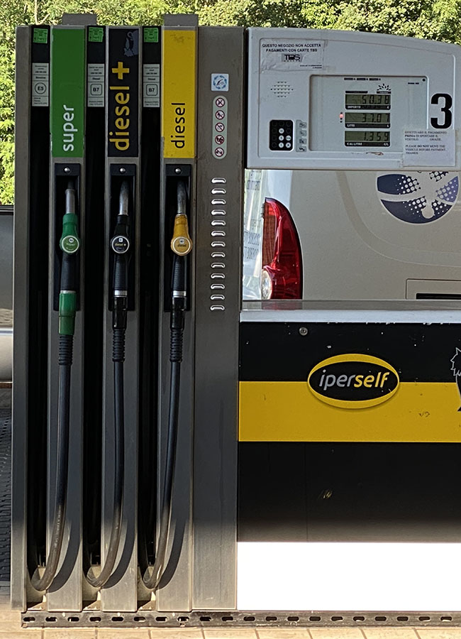2020年7月イタリアで撮影。gasolioの表記は廃止されている。左から無鉛レギュラーガソリン、プレミアム軽油、レギュラー軽油。なお、ガソリン／軽油ともプレミアムのカラーは、ブランドによってまちまちなのが現状である。