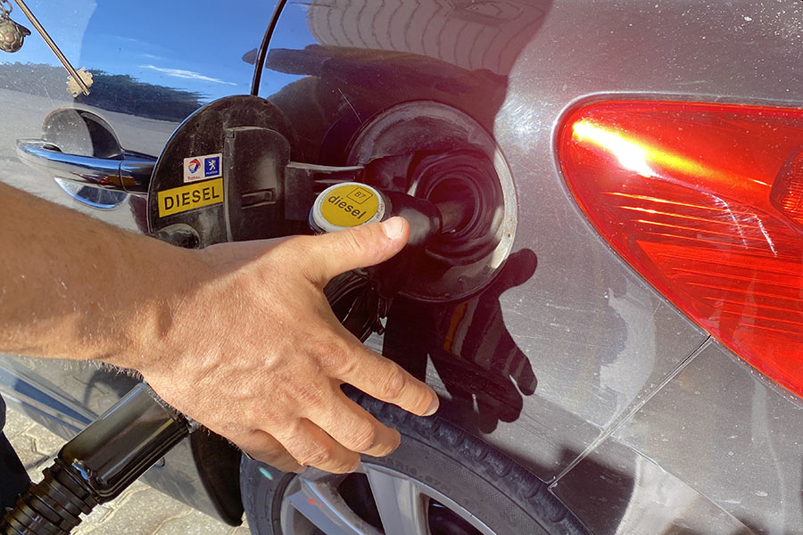 ディーゼル車用軽油の給油ノズルは、黄色で統一されている。バイオ成分比率7％を意味する「B7」の表示にも注目。ディーゼル車の給油口は直径が大きいため、（敢えて試さなかったが）無鉛ガソリン車のノズルが入ってしまう。