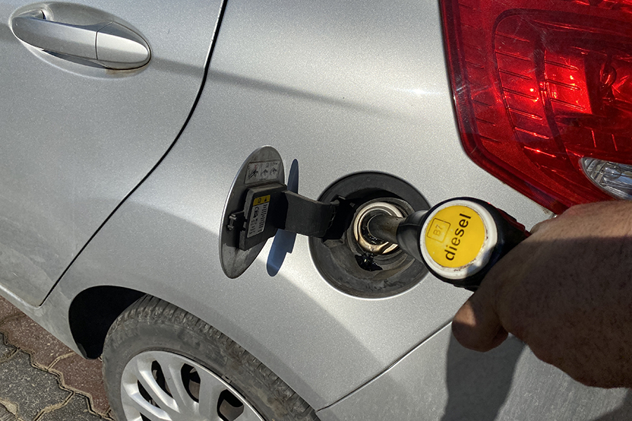 ......ディーゼル車の給油ノズルは入らない。参考までに、イタリアにおける2020年7月8日現在の1リットルあたり価格は、レギュラーガソリン約1.4ユーロ（約170円）、ディーゼル約1.3ユーロ（約160円）。