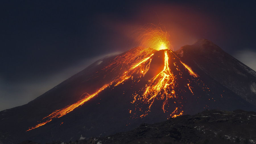 イタリア、エトナ山噴火の様子