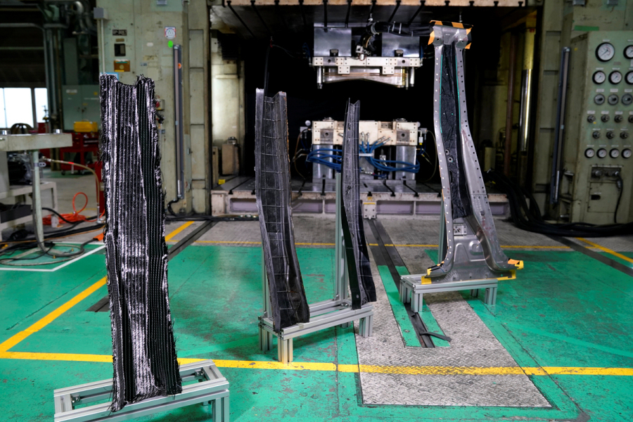 日産では、センターピラーなどの構造材にもCFRP製パーツを導入する計画だ。日産厚木工場の成形機は、1mサイズのパーツも製造可能。
