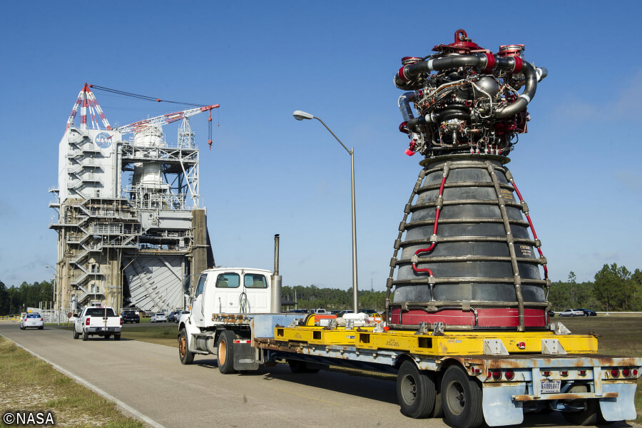 搬送されるNASAのロケットSLSのエンジン。