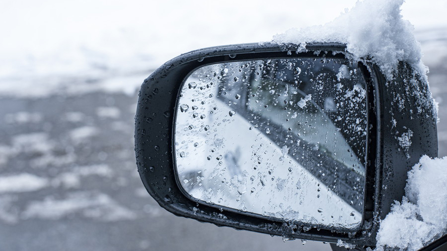 寒冷地仕様車には、サイドミラーの凍結防止のためミラーヒーターが装備されることもある。