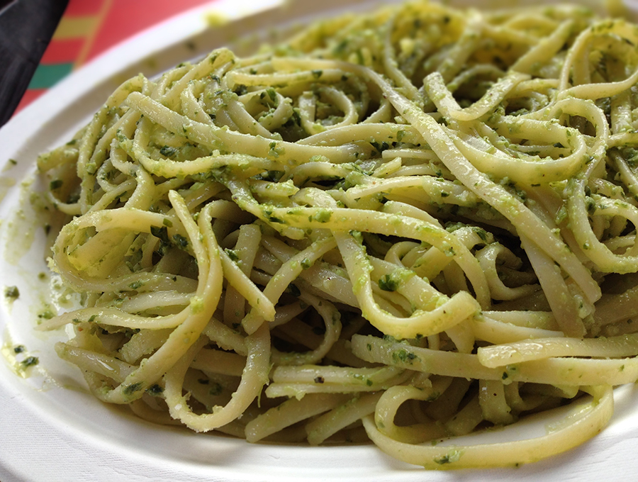 パスタの一例。ジェノヴァ風ペーストを和えたスパゲッティ。