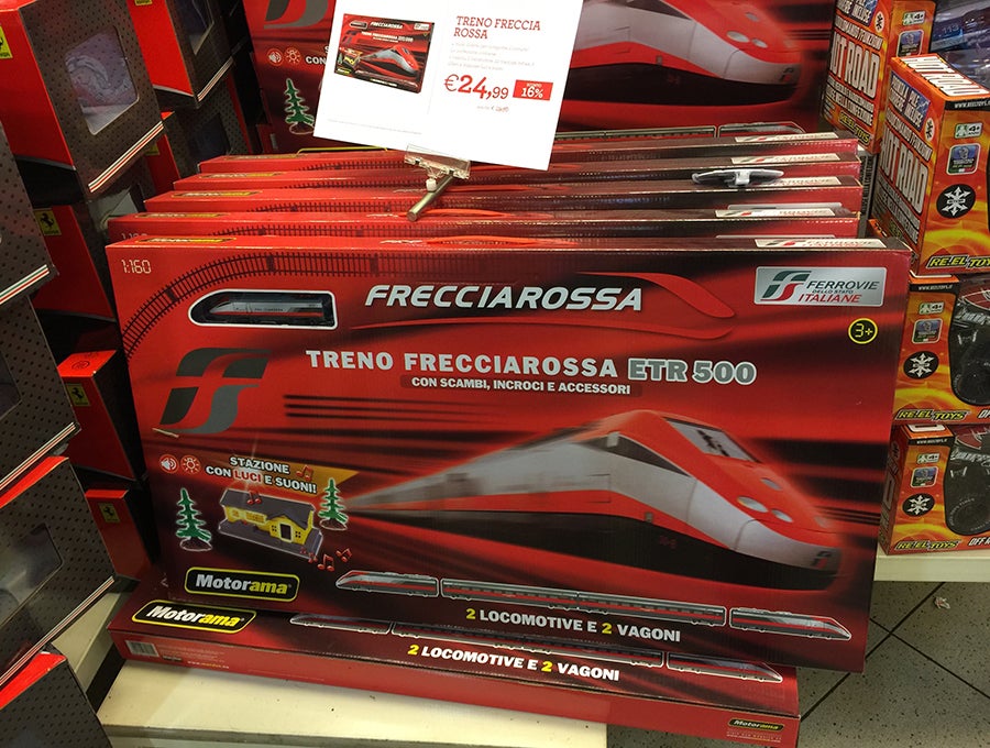 イタリア版新幹線「フレッチャロッサ」の鉄道模型セット。24.99ユーロ(約3200円)。