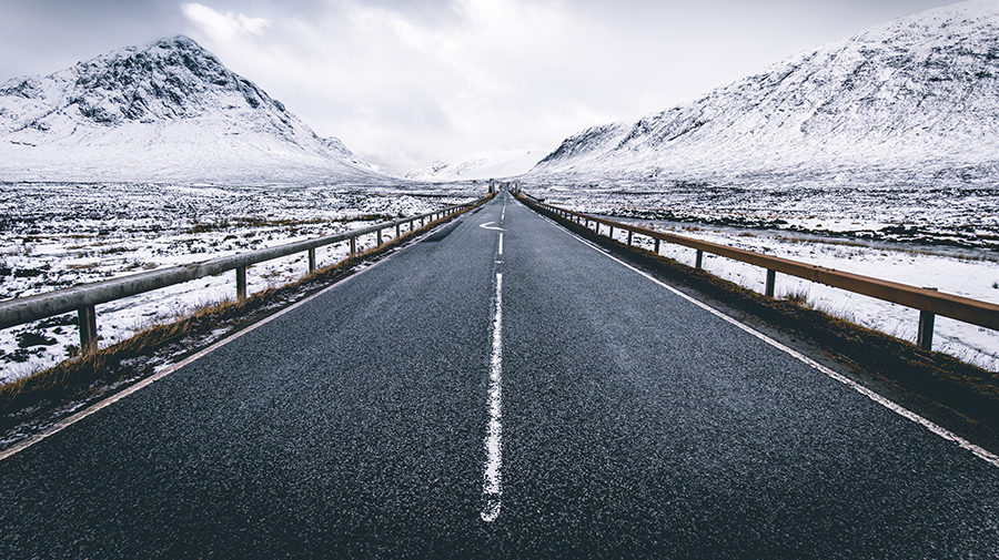 雪原を通る道路