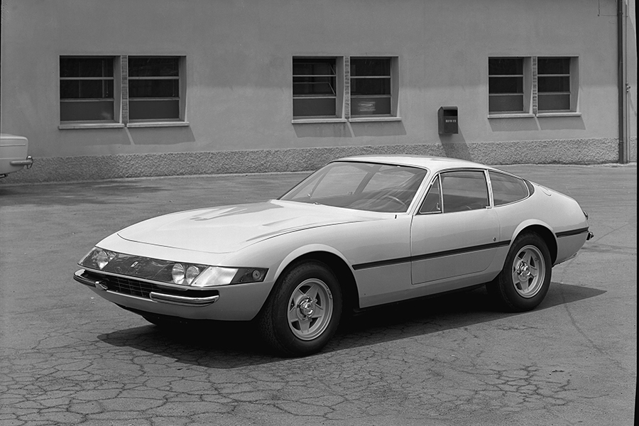 フェラーリ・デイトナ：365GTB/4が正式名称。1968年にデビューしたV12エンジン搭載のFRクーペ＆スパイダー。クラシックカー・マーケットでは絶大な人気を誇る。