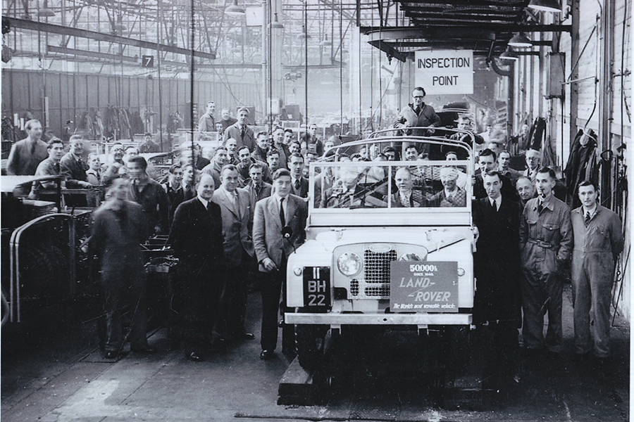 ランドローバーは登場から4年後の1952年に早くも生産5万台を達成し、ソリハルの工場でセレモニーが開かれた。