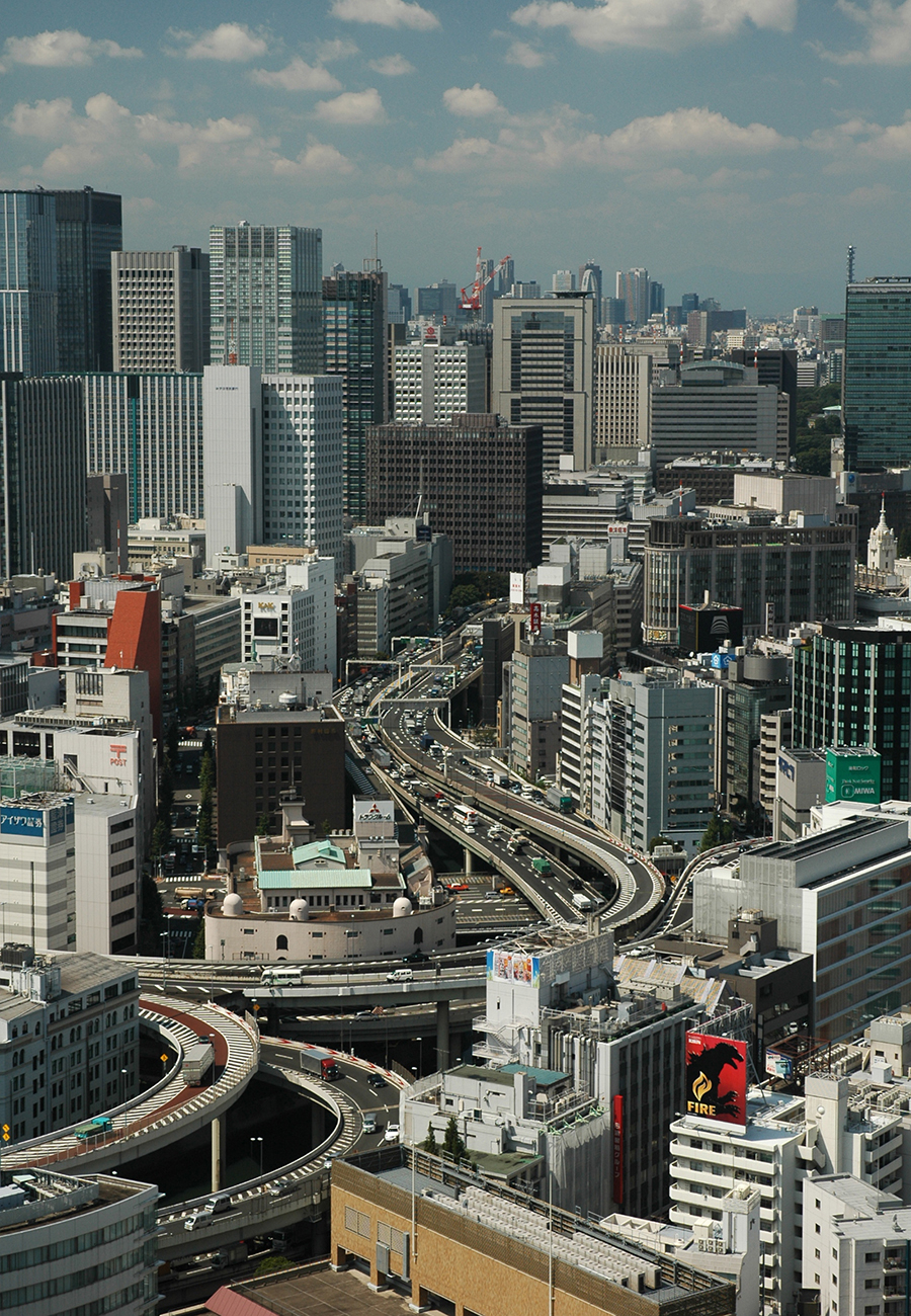 東京の高層ビル群を縫うように走る首都高速道路。1963年の開通からすでに半世紀以上が経過している
© Jet