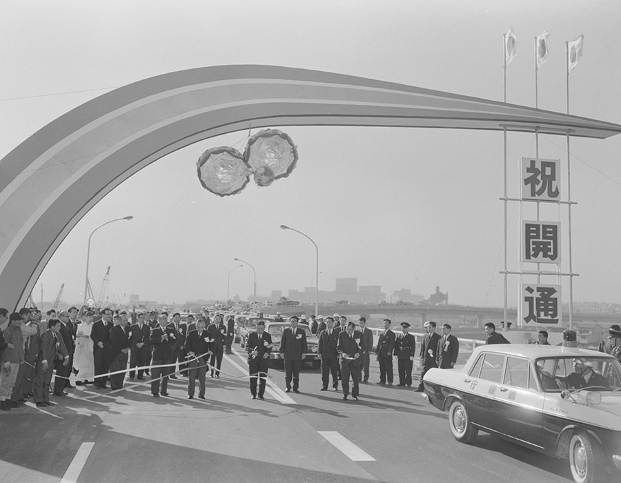 首都高速道路1号線開通式のパレードの模様。　写真提供：東京都（1963年12月21日撮影）