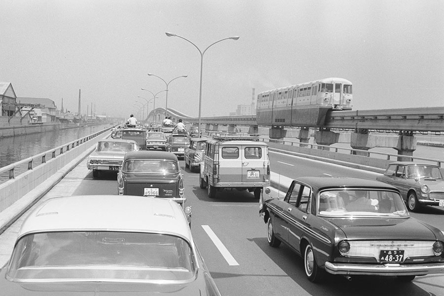 首都高速道路1号線の横を駆け抜け、羽田へと向かうモノレール。　写真提供：東京都（1964年8月1日撮影）　