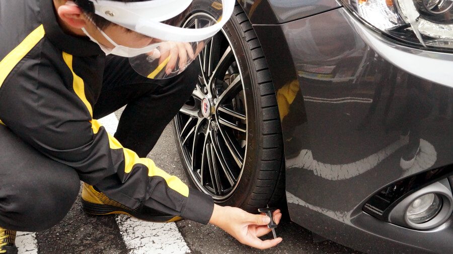 DUNLOP全国タイヤ安全点検での点検の様子。