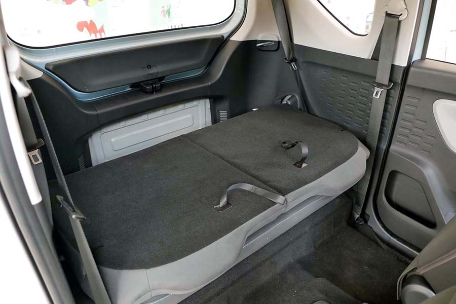 後席を使う状態ではカーゴスペースはかなり狭いが、折りたためば実用的な広さが確保できる。シートロックも確実性があり不安はない
