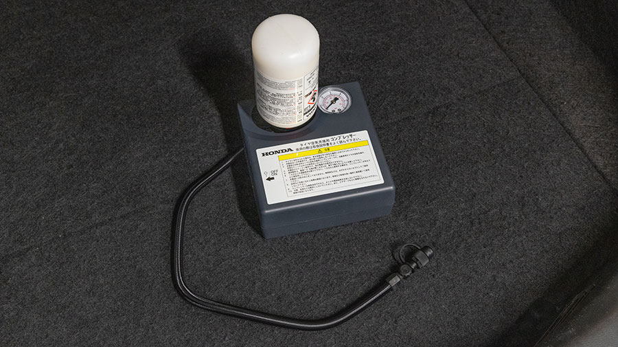ホンダの自動注入型のタイヤパンク応急修理キットは、ボトルをコンプレッサーにねじ込むタイプ
