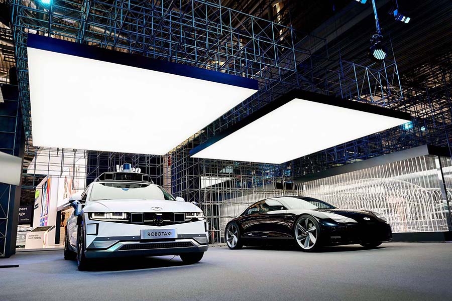 現代自動車が出展したEVセダン『アイオニック6』（右）」と、自動運転レベル4のタクシー『ロボタクシー』」