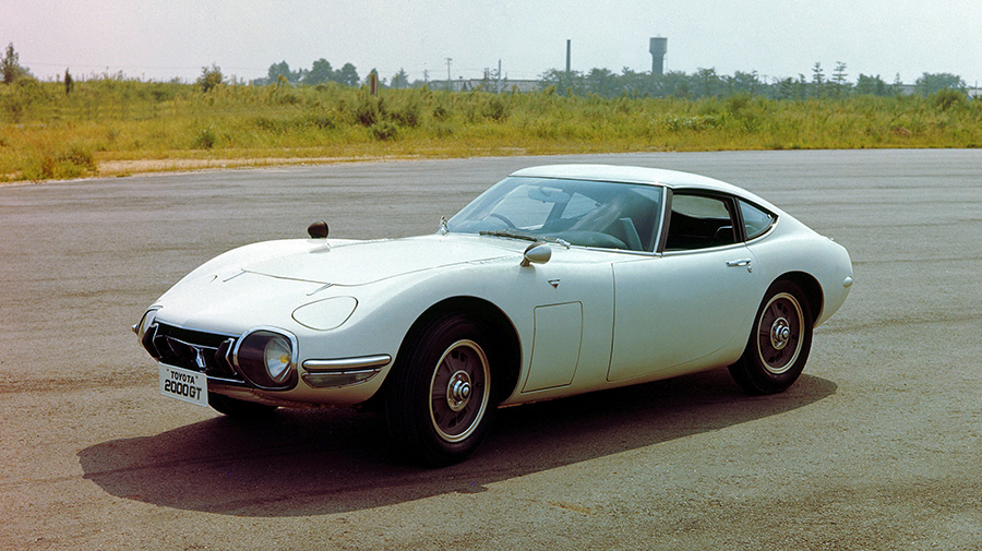 1967年に登場したトヨタ2000GT。国産車初のスーパーカーとも呼ばれ、映画『007』シリーズの劇中車に用いられたことでも知られている。