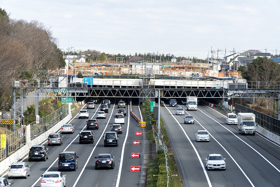 神奈川県の大和トンネル付近Uターンラッシュで混雑する東名高速道路
© jpimage - stock.adobe.com
