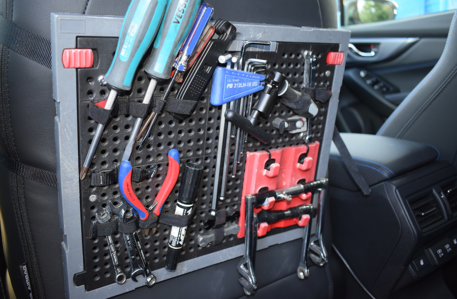 工具はシートバックポケットにまとめられていた。これなら揺れる車内でも無くすことはないだろう