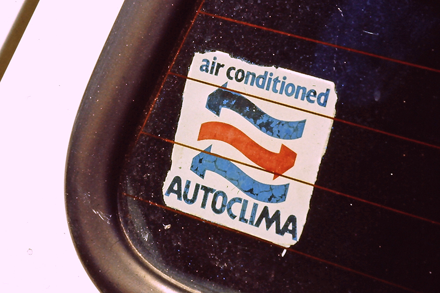1970-80年代に製造されたシトロエンCXに貼られたエアコン付きステッカー。イタリア企業の商標なので、後付と思われる。