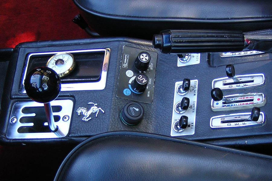 フェラーリ208GTSのエアコン付き空調操作部は、運転席と助手席の間に。