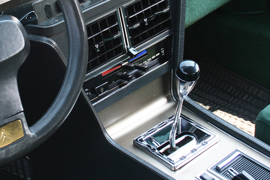 「シトロエンSM」は、1970年代のフランス製高級GTだが、写真のモデルにはエアコンのスイッチは見当たらない。
